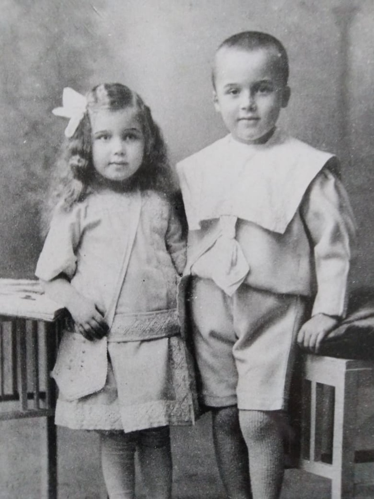 Бабушка Люся и ее брат Лека, 1915 год, Прибалтийский край, Курляндская губ., г. Либава. Ныне город Лиепая в Латвии.Фотография из архива Людмилы Фадеевой.