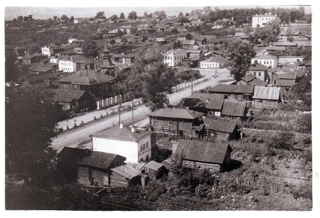 Поселок Мстера, 1950 год, Владимирская обл., пос. Мстера. Фото выполнено с вышки на фабрике «Клеенка», вид на улицу Дзержинского. В дали виднеется дом графа В. Н.&nbsp;Панина. В начале XX века там располагалось иконописное училище, а в конце века Союз художников.Фотография из архива Марины Лебедевой.