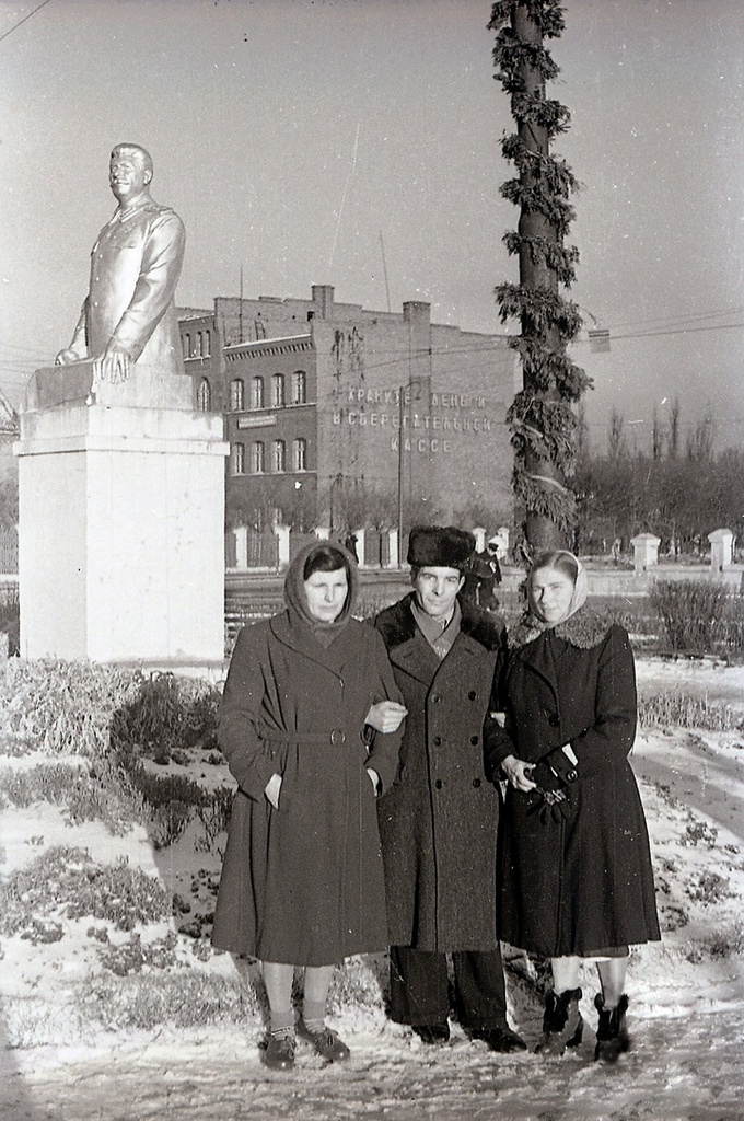 Памятник Иосифу Сталину у кинотеатра «Родина», 1951 - 1953, Калининградская обл., г. Калининград. Этот снимок Николай Петрович Прудниченков сделал возле кинотеатра «Родина» (ныне «Киноленд»). В те времена в самом центре трамвайного разворотного кольца стоял гипсовый памятник Иосифу Сталину. Пленку с семейными фотографиями в Государственный архив Калининградской области передал Юрий Прудниченков. На заднем плане корпус школы № 46.&nbsp;Выставка «Калининград» с этой фотографией.