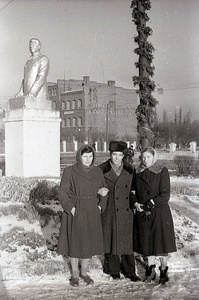 Памятник Иосифу Сталину у кинотеатра «Родина», 1951 - 1953, Калининградская обл., г. Калининград. Этот снимок Николай Петрович Прудниченков сделал возле кинотеатра «Родина» (ныне «Киноленд»). В те времена в самом центре трамвайного разворотного кольца стоял гипсовый памятник Иосифу Сталину. Пленку с семейными фотографиями в Государственный архив Калининградской области передал Юрий Прудниченков. На заднем плане корпус школы № 46.&nbsp;Выставка «Калининград» с этой фотографией.