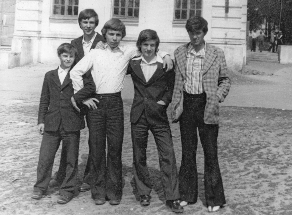 «Пацаны», 1970 - 1973, Владимирская обл., г. Вязники. На снимке слева – направо: С. Рубцов, М. Обидин, А. Огудин, О. Шуваев, В. Аминин.Выставка «Пацаны» с этой фотографией.