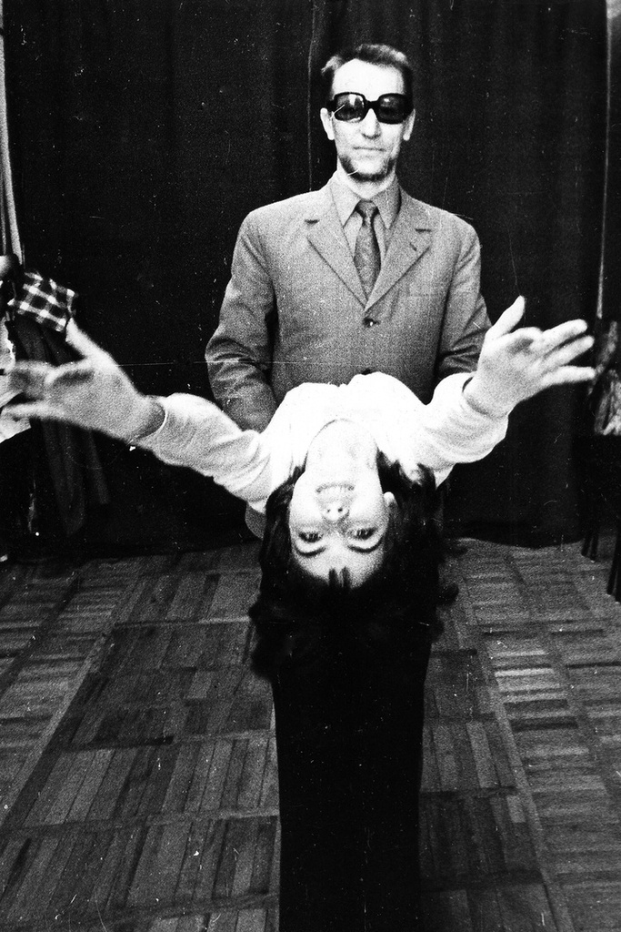 Рязанский фотохудожник Виктор Агеев у себя в студии. Модель Нина Налетова, 1974 год, Рязанская обл., г Рязань. Виктор Иванович Агеев (2.01.1932 – 7.07.2017) – известный российский фотохудожник, патриарх рязанской художественной фотографии. Лауреат I-го Всесоюзного фестиваля народного творчества (Москва, 1977 г.).  Один из инициаторов создания Союза фотохудожников России (1990 г.). Почетный член СФХР с 2002 г. Председатель Рязанской организации СФХР с 1991 по 1997 гг. и вновь – с 2007 по 2011 гг. Фото публикуется впервые.
