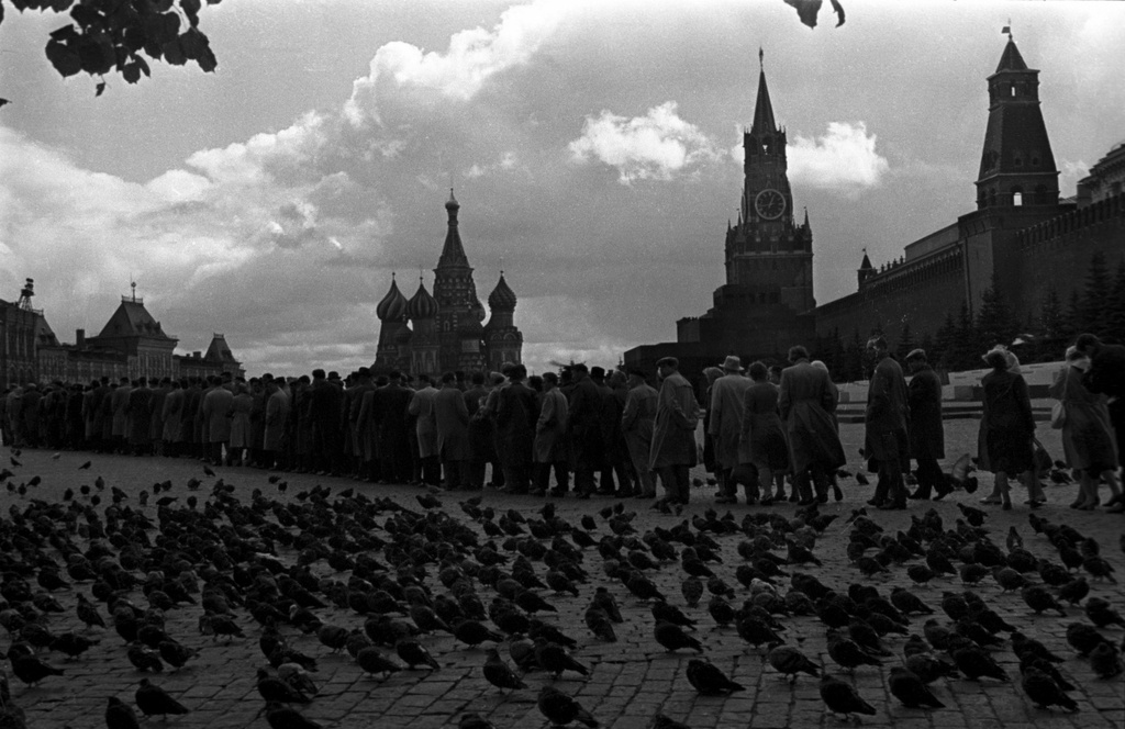 Очередь и голуби на Красной площади, 1 января 1950 - 31 января 1960, г. Москва