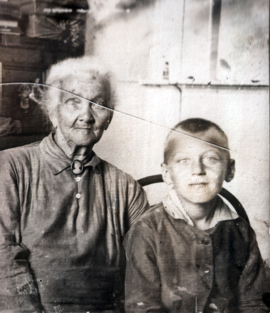 Мария Мочидловская с внуком Марком, 1934 год, г. Калинин. Мой отец со своей бабушкой.Ныне Тверь.