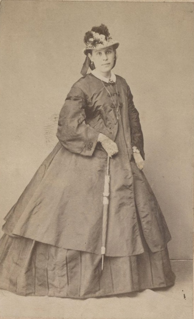 Портрет молодой женщины в платье с кринолином, 1863 - 1869, г. Москва