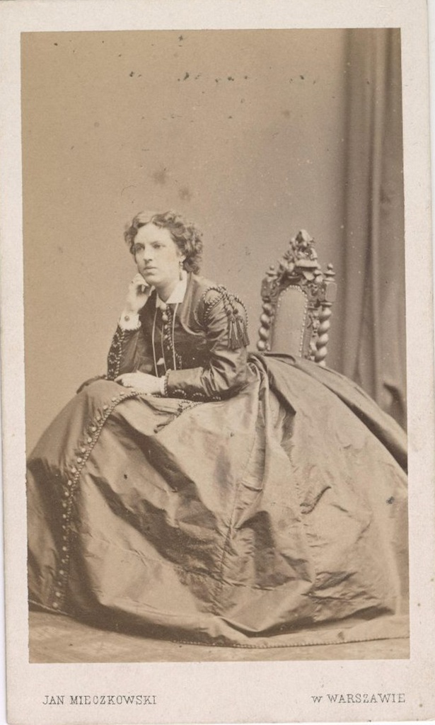Портрет женщины в шелковом платье с кринолином, 1860-е, Варшавская губ., г. Варшава