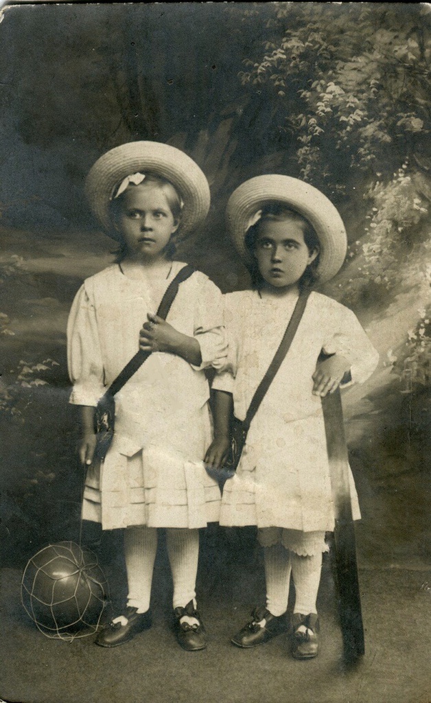 Сестры Тося и Ава Громовы, 1912 год, г. Казань