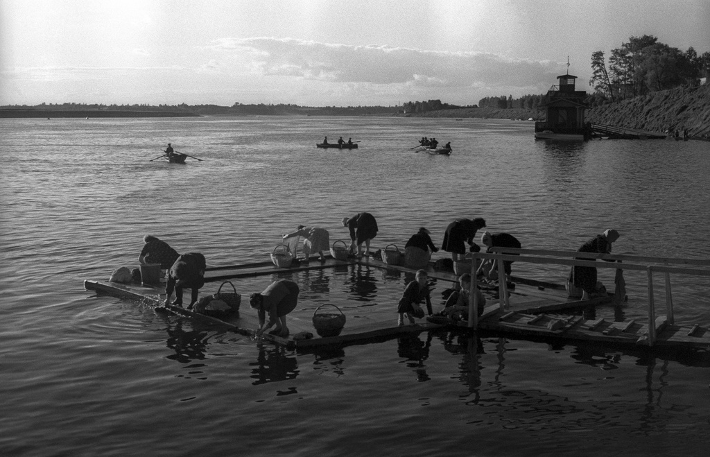 Полоскают белье на реке, 1950-е