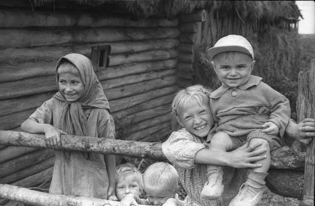 Дети, июнь - август 1946. Выставка «СССР в 1946 году» с этой фотографией.