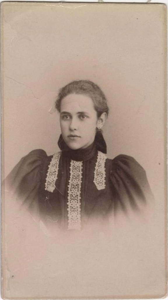 Портрет девушки, 1894 - 1895, г. Санкт-Петербург. 