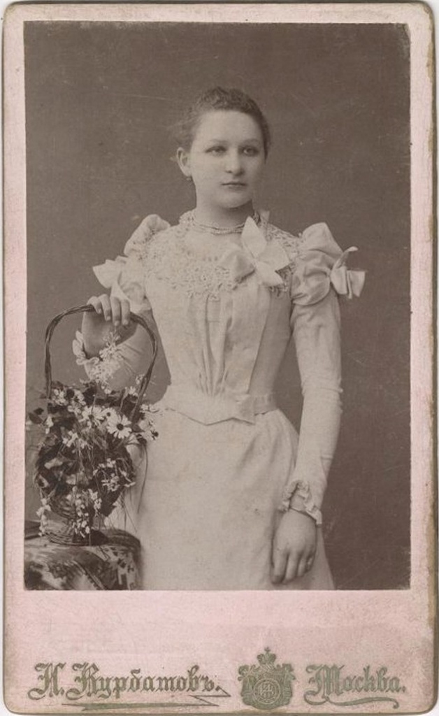 Портрет девушки с цветочной корзинкой, 1890 - 1900, г. Москва