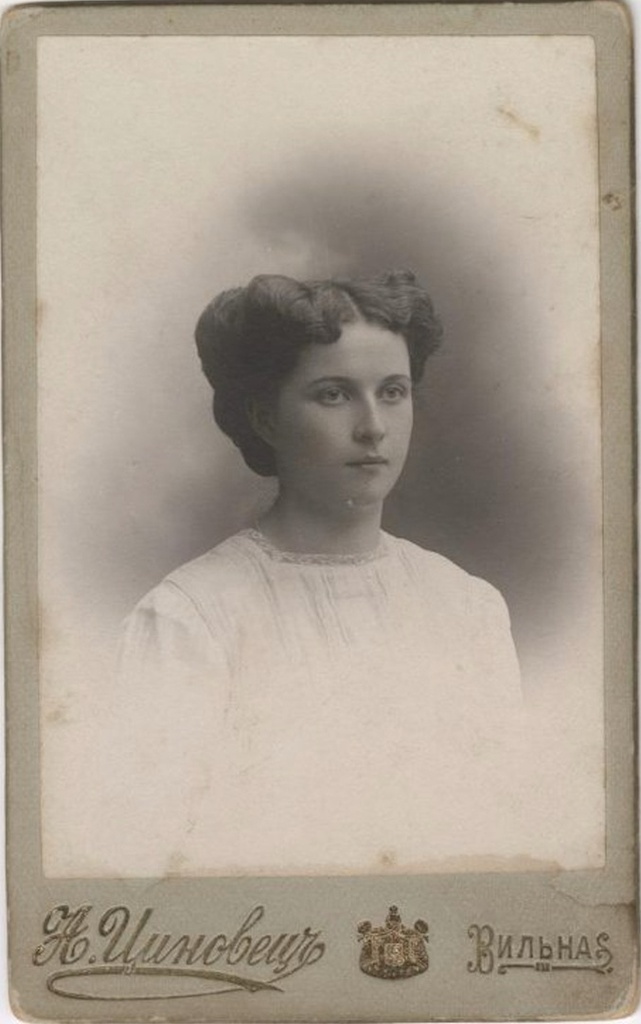 Портрет девушки, 1909 год, Виленская губ., г. Вильна