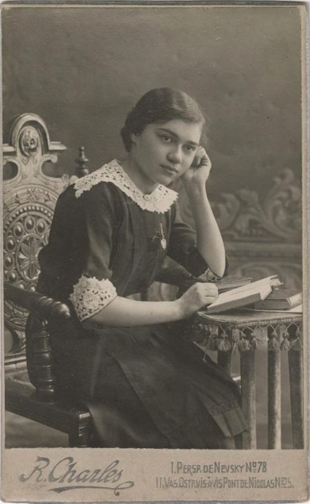 Портрет гимназистки старших классов, 1916 год, г. Петроград. Видео&nbsp;«Домашняя наставница» с этой фотографией.&nbsp;