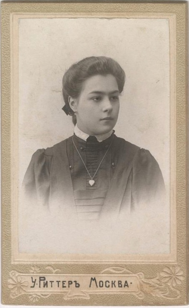 Портрет гимназистки, 1900 - 1905, г. Москва