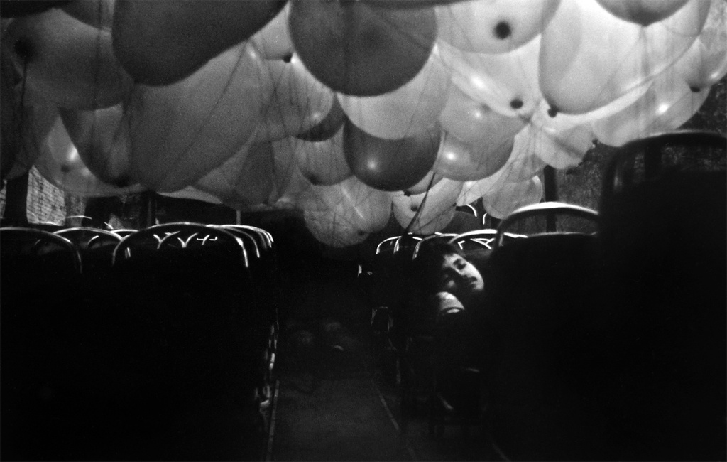 «Под сенью праздничных шаров», 7 ноября 1982, г. Новосибирск. Шары наполняли гелием на предприятии и утром привозили в автобусе к месту проведения демонстрации.Выставка «В Новосибирске Сергея Секретарева» с этой фотографией.