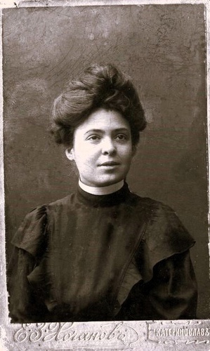 Бабушка Степанида Базилевская (в замужестве Антонова), 17 лет, 1909 год, г. Екатеринослав