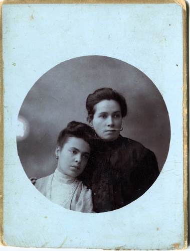 Степанида Базилевская (в замужестве Антонова) с матерью, 1906 - 1907, г. Екатеринослав