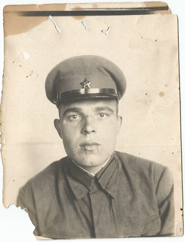 Красноармеец, 1935 - 1940. Фотография красноармейца пехоты в гимнастерке младшего командного и рядового состава образца 1935 года. На голове солдата суконная фуражка для всех родов войск (кроме кавалерии и конной артиллерии) образца 1928 года.Подписи на обратной стороне снимка нет.