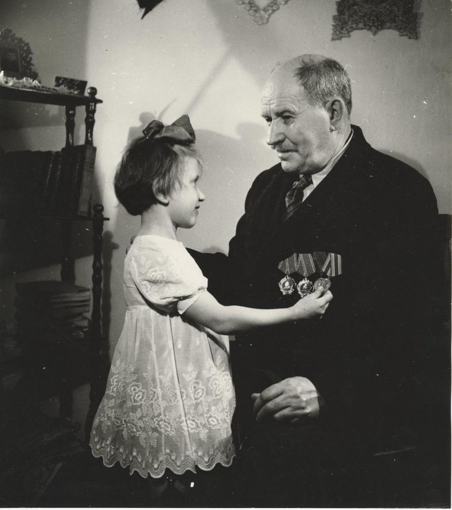 Дедушка с внучкой, 1950-е. Выставка «Бабушки, дедушки и внуки» с этой фотографией.&nbsp;