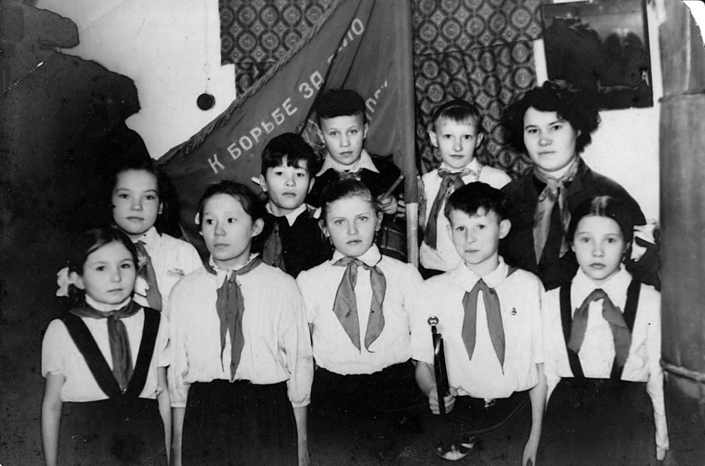 Прием в пионеры, 1958 год, Ямало-Ненецкий АО, Ямальский р-н, с. Яр-Сале. Фотография из архива Ольги Ермаковой, которую прислал&nbsp;Евгений Викторович Ахматов.