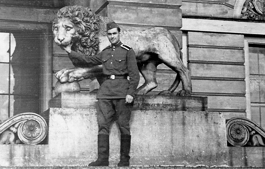 Чугунный лев у входа в Русский музей, 1959 год, г. Ленинград. Слушатель Ленинградской Артиллерийской Академии имени Калинина Вячеслав Титов.Парадный двор Михайловского дворца.Выставка «Каменные львы» с этой фотографией.