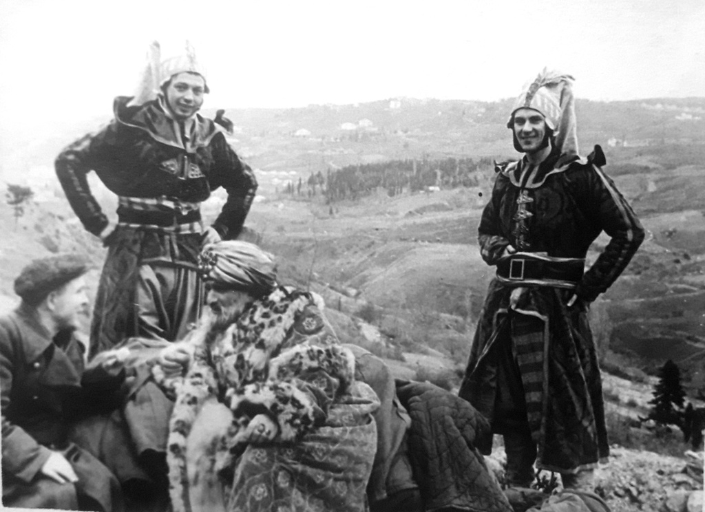 На съемках советско-албанского художественного фильма «Великий воин Албании Скандербег», «Мосфильм», режиссер Сергей Юткевич, январь 1953, Крымская обл., г. Ялта. Справа – Марк Сосенков в массовке.&nbsp;