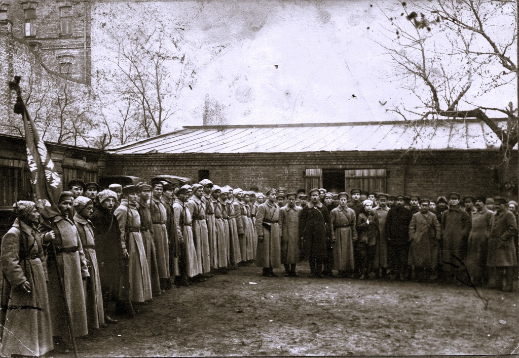 Красноармейцы, 19 апреля 1924. Третий справа в первом ряду – дедушка Федор Алексеевич Антонов. Фотография хранилась в его архиве.&nbsp;