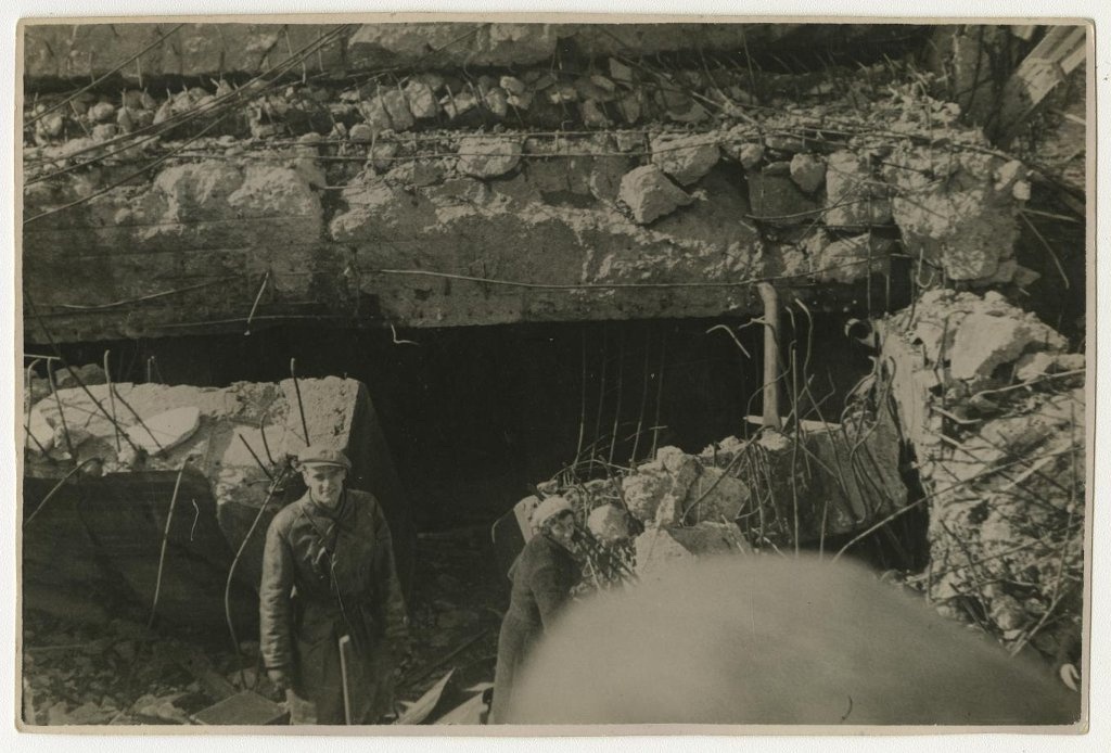 На руинах, 1947 - 1949
