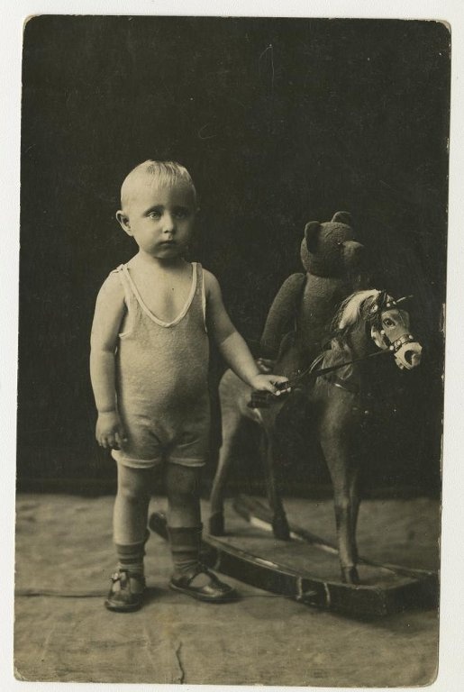 Портрет мальчика, 1930-е. Выставка «Я люблю свою лошадку...» с этой фотографией.