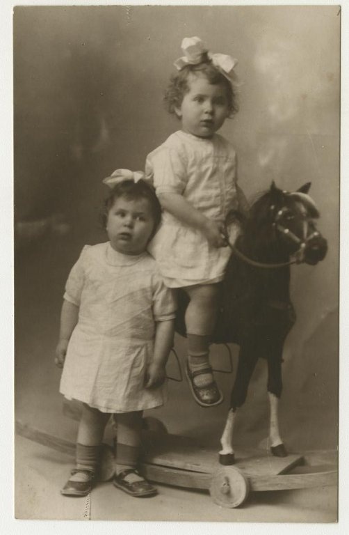 Портрет двух девочек, 1926 - 1929, г. Ленинград. Выставка «Я люблю свою лошадку...» с этой фотографией.