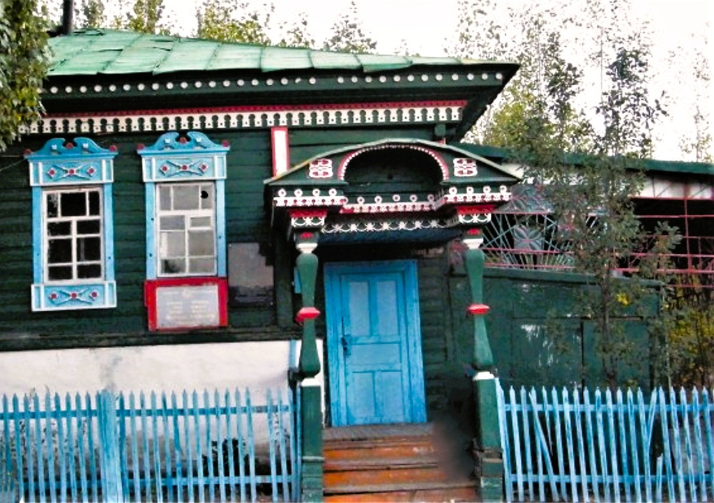 Казачий дом в Капальской станице, 1990 год, Казахская ССР, Талды-Курганская обл., Капальский р-н, с. Капал. Традиционный казачий дом на территории бывшей Капальской станицы, наиболее сохранившийся здесь со второй половины XIX века. В начале XX века дом принадлежал семье татарского купца 1-й гильдии, выходцу из Оренбурга – Зейнулле Габитову.