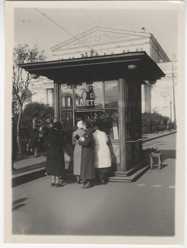 Цветочный киоск на площади Свердлова, 1935 год, г. Москва. Выставка «Киоск или палатка» с этой фотографией.