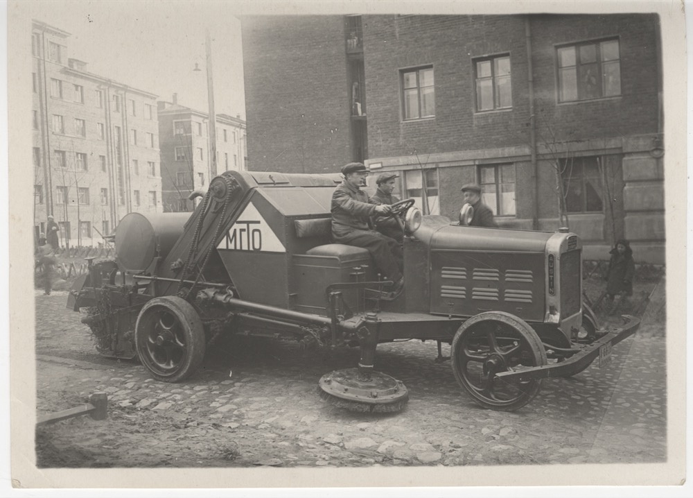 Фото "Подметальная машина МГТО для уборки улиц", октябрь 1935, г ...
