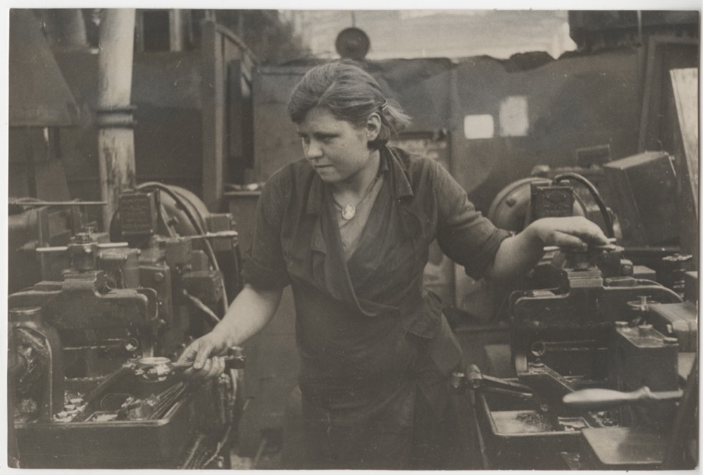 Фото "Стахановка-комсомолка А. Боранюк – станочница цеха моторов", 1938 ...