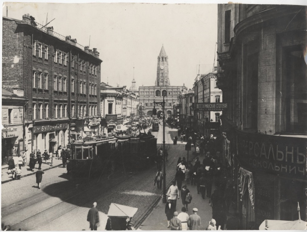 Уличное движение на улице Сретенке, 1930 - 1933, г. Москва. Выставка «Москва 1930-х из собрания Музея Москвы» с этой фотографией.