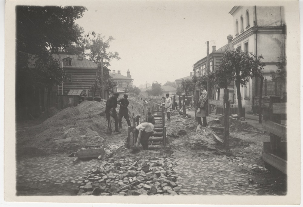 Фото \"Прокладка канализационной трубы на Маленковской улице\", 1926 год ...