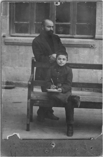 Мальчик с папой во дворе лазарета, сентябрь - декабрь 1914, г. Баку
