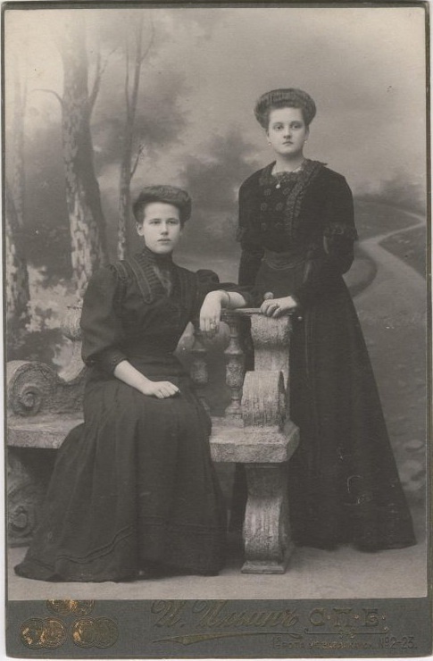 Портрет двух молодых женщин, 1910-е, г. Санкт-Петербург