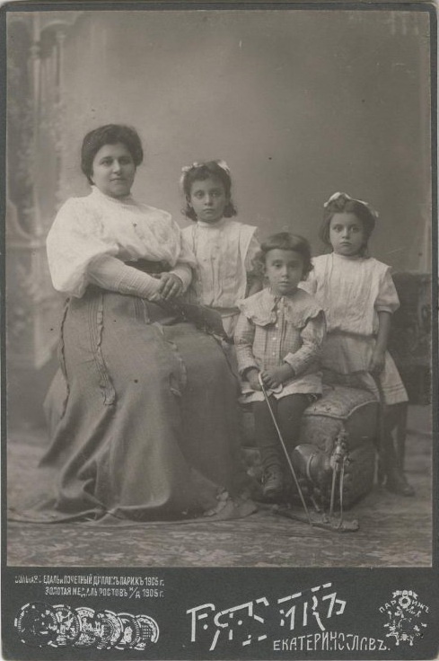 Портрет матери с тремя дочерями, 1906 - 1910, Екатеринославская губ., г. Екатеринослав. Город Екатеринослав с 1926 года – Днепропетровск, с 2016 года – Днепр.