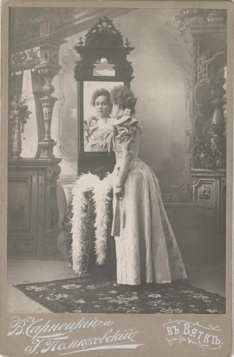 Портрет молодой женщины у зеркала, 1895 - 1899, Вятская губ., г. Вятка
