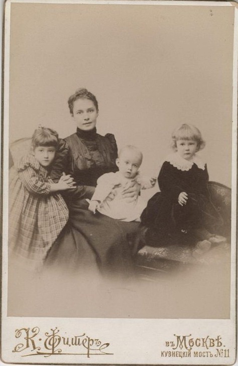 Портрет молодой женщины в окружении детей, 1892 - 1895, г. Москва