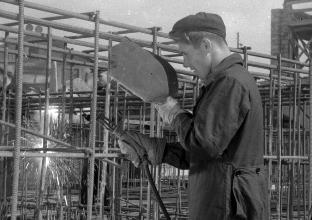 Строительство гостиницы «Украина». Установка и сварка арматуры фундамента, 1951 год, г. Москва