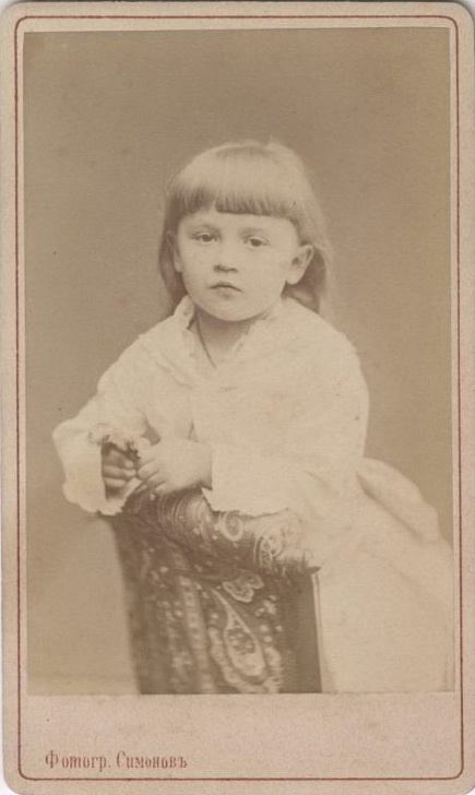 Портрет девочки в кресле, 1880-е, г. Москва