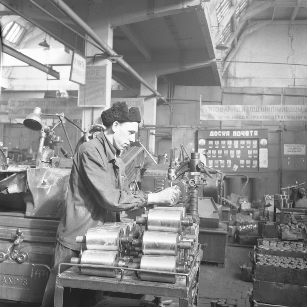 Фото \"Московский шарикоподшипниковый завод. Шлифовка роликов для ...