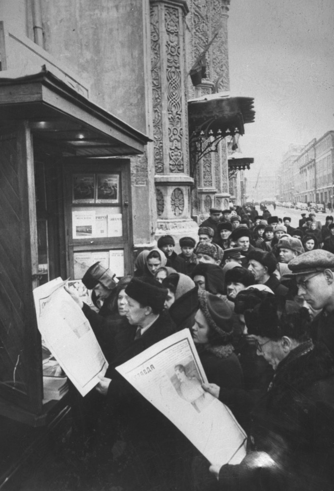 Улица 25-летия Октября в дни прощания с Иосифом Сталиным, 6 марта 1953, г. Москва. Выставка «Киоск или палатка» с этой фотографией.