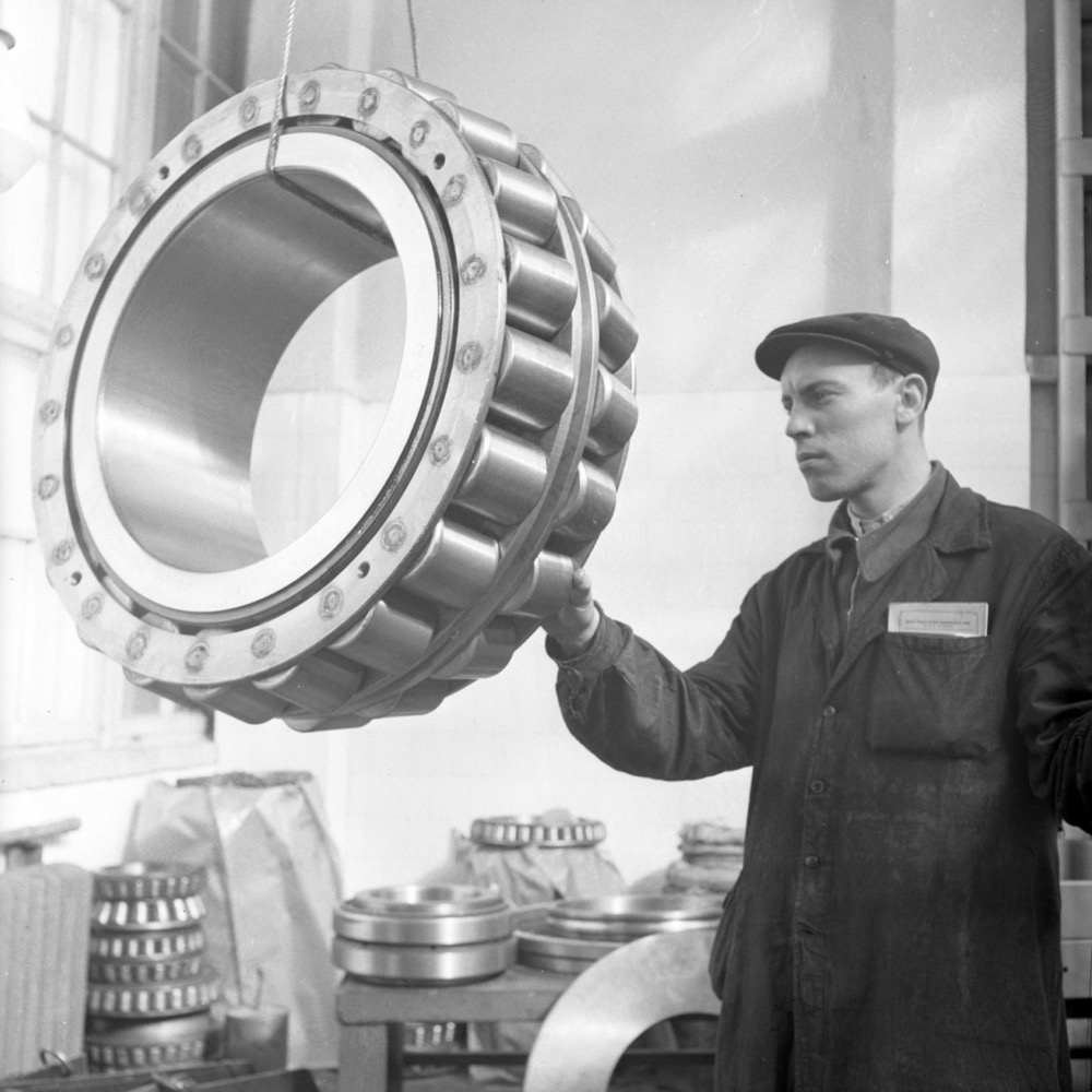 Фото \"Московский шарикоподшипниковый завод. Слесарь-сборщик Манюшкин у ...