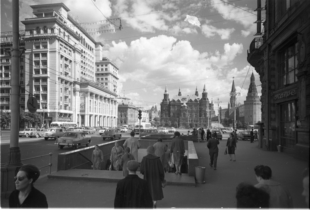 Вид с улицы Горького на Манежную площадь, 1960 год, г. Москва. Ныне Тверская улица.