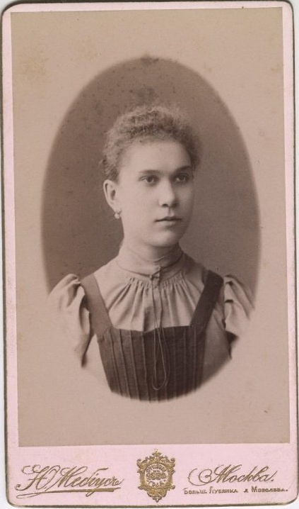 Портрет девушки в ученическом платье, 1890 - 1895, г. Москва