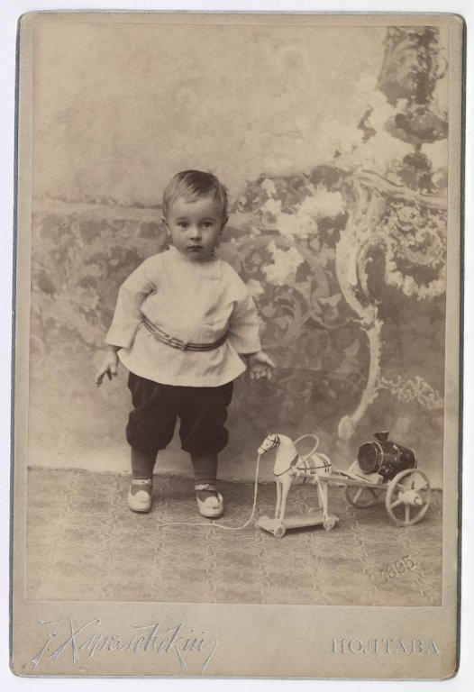 Портрет мальчика, 1895 год, Полтавская губ., г. Полтава. Выставка «Я люблю свою лошадку...» с этой фотографией.