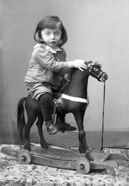 На лошадке, 1918 год, г. Галич. Выставки&nbsp;«Студийная фотография: фантазии фотографа и модели» и «Я люблю свою лошадку...» с этой фотографией.